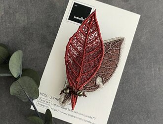 紅い葉っぱオーガンジー刺繍ブローチ(ワインレッド)《受注制作》の画像