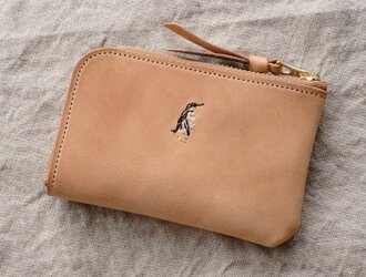 ペンギンの刺繍のある　小さなL字ファスナー財布　ベージュの画像