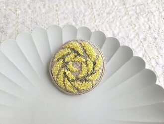 やさしい ミモザのロンドブローチ　の画像