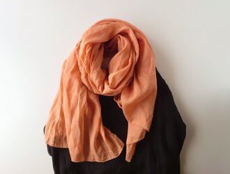草木染めシルクストール〈柿色〉の画像
