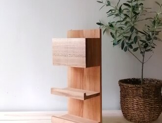 コンセント上収納棚ラック (リモコン収納箱付き)の画像