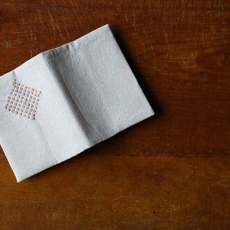 米刺し刺繍のブックカバー　文庫本サイズ 010