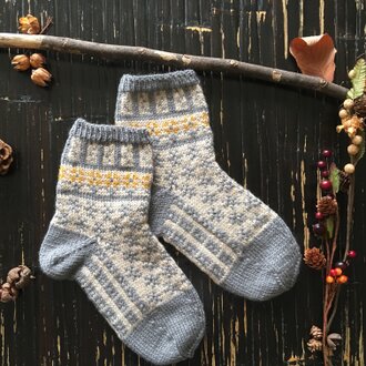 クラシカルフラワーの靴下【イエローグレー】