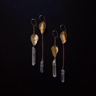 Drop quartz asymmetric earrings