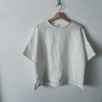 リネンの白い半袖シャツ