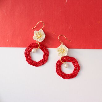 ピアス つまみ細工 花笑み 紅×白《受注制作》