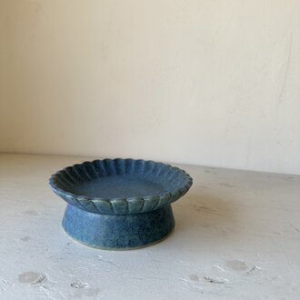 ターキッシュブルー釉　花紋高台皿