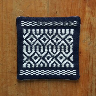 こぎん刺しコースター(向い亀甲）