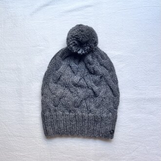 100％ベビーアルパカ　ポンポンつき縄編みニット帽　ダークグレー