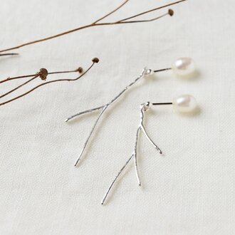 散歩道の小枝 ゆれるピアス