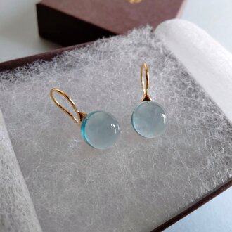 送料無料【受注制作】ガラスのしずくピアス アクアブルー 金具はシルバーとゴールドの2タイプ