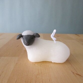 蜜蝋キャンドル　座っている羊