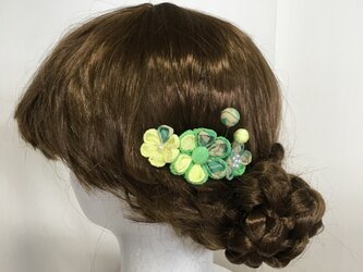 若草色の小花の髪飾り（成人式・七五三・ちりめん細工）の画像