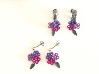 小花揺れるイヤリング・ピアス　リンドウ色のブーケの画像