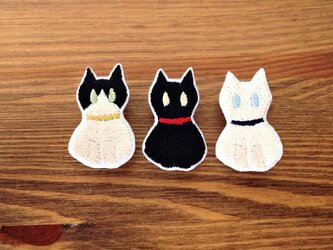 刺繍　ハチワレ・クロ・シロ　お座り猫ブローチの画像