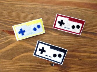 刺繍ブローチ　「ゲームコントローラー」の画像