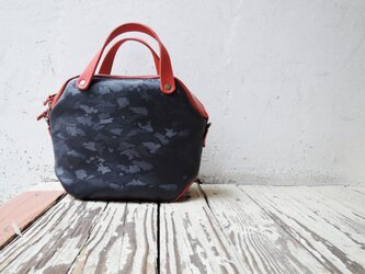 【ORZO】ベルト付　神戸 型押しレザー 2wayミニボストンショルダーBAG カモネイビー×レッドの画像