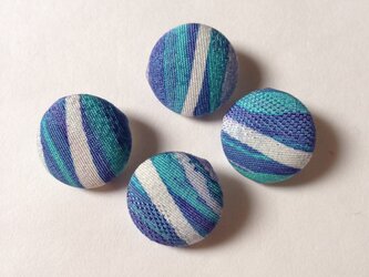 絹手染くるみボタン4個（18mm 白薄緑渋紫）の画像