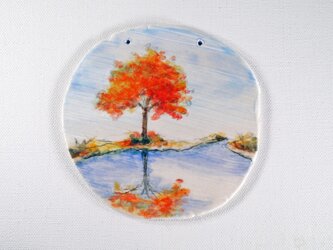 陶板画-湖畔に映る紅葉-下絵付けによる風景画の画像