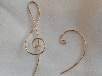ゴールドフィルドのト音記号・ヘ音記号ピアス　受注制作の画像