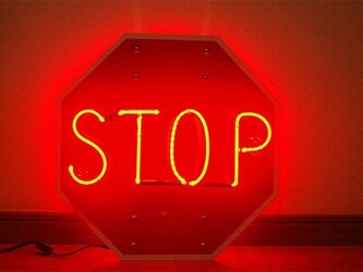 STOPサインのネオンの画像