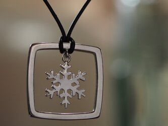 ひらひらゆれる雪の結晶ペンダントの画像