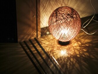 心温まる卓上型LEDランプ（台座色：ブラック　メッシュ色：ダークレッド）の画像