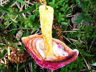 キノコの中でリスがうたたねキーホルダー（つやなし）の画像