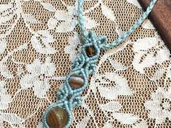 天然石のマクラメ編みペンダントトップ/長い花瓶（ライトブルー系×ブラウンチベットメノウ）の画像