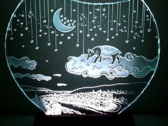 夢喰いバクの空中散歩　ガラスエッチングパネル Mサイズ・LEDスタンドセット（ランプ・ライト・照明）の画像