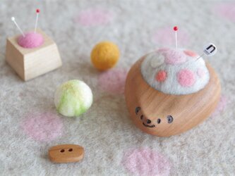 ハリネズミの羊毛ピンクッション【針山】ふわふわ水玉　ピンクの画像