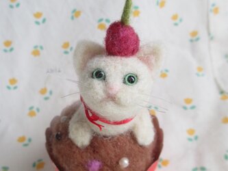 羊毛フェルト　カップケーキ　ＤＥ　しろねこちゃんの画像