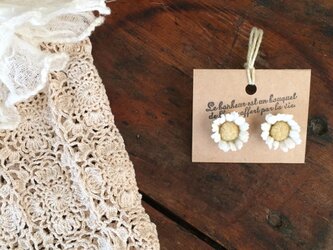 布花ピアス　小さなデージーの画像