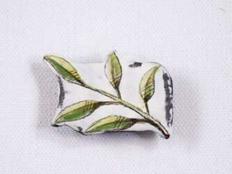 陶器の帯留め-青ナンテンの下絵付けの画像