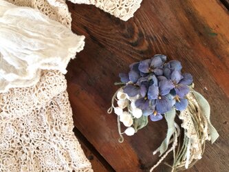 布花コサージュ　すずらんとすみれの花束の画像