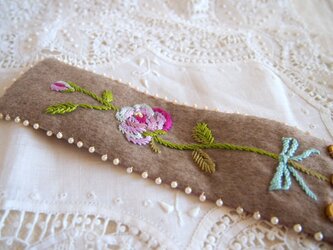 カシミヤ＆シルク素材　バラの刺繍あしらい幅広ブレスレットの画像