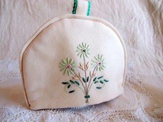 花の刺繍入り　白いウールのティーコゼー（ポットカバー）の画像