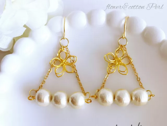 ~小花~ wire flower トライアングルコットンパールピアス/イヤリングの画像