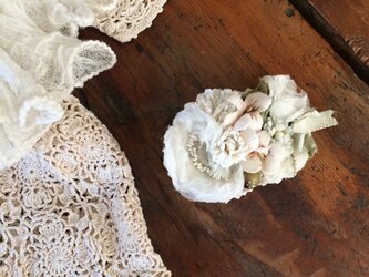 布花コサージュ　オフホワイトのお花畑　の画像