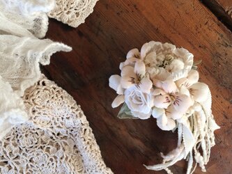布花コサージュ アイボリーのミニ薔薇とすみれの花束の画像