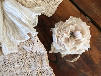 布花コサージュ　コットンオーガンジーのガーデンローズの画像