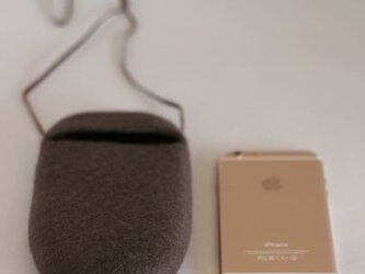 iPhoneポシェット cocoon（スモークグレー）Lサイズの画像