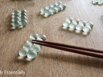 【４個セット】● つや消しガラスの箸置き -「まるいガラス」・8 small ballsの画像