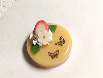 蝶とお花のカスタードケーキブローチの画像