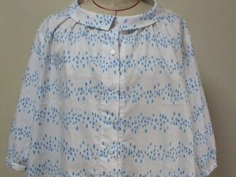 白地×ブルーまだらな水玉柄 nina 小さいショールカラーのブラウス  L~LLサイズ 受注生産の画像