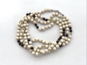 黒い木の実のロングネックレス／オニキス, リバーストーン, 天然石の画像