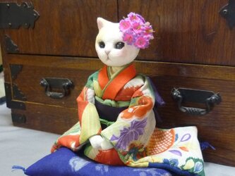 振袖に花簪でおめかしの猫のお嬢さん　座布団付の画像