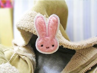 うさぎさんと一緒★ふさふさ布製バッチ★ピンクミニの画像