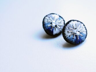 ＜Stella～遊び好きの星～＞刺繍ピアス◎静かな夜色/ネイビー×グレーホワイト◎ロングポスト変更可能◎2wayの画像