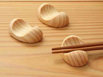 木の箸置き 豆形 ひのきの画像